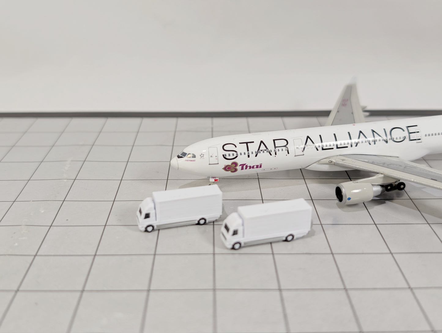 RIGID TRUCKS (x8) Airport Cargo Lorry GSE Vehicles 1:400 Scale Scenery Diorama