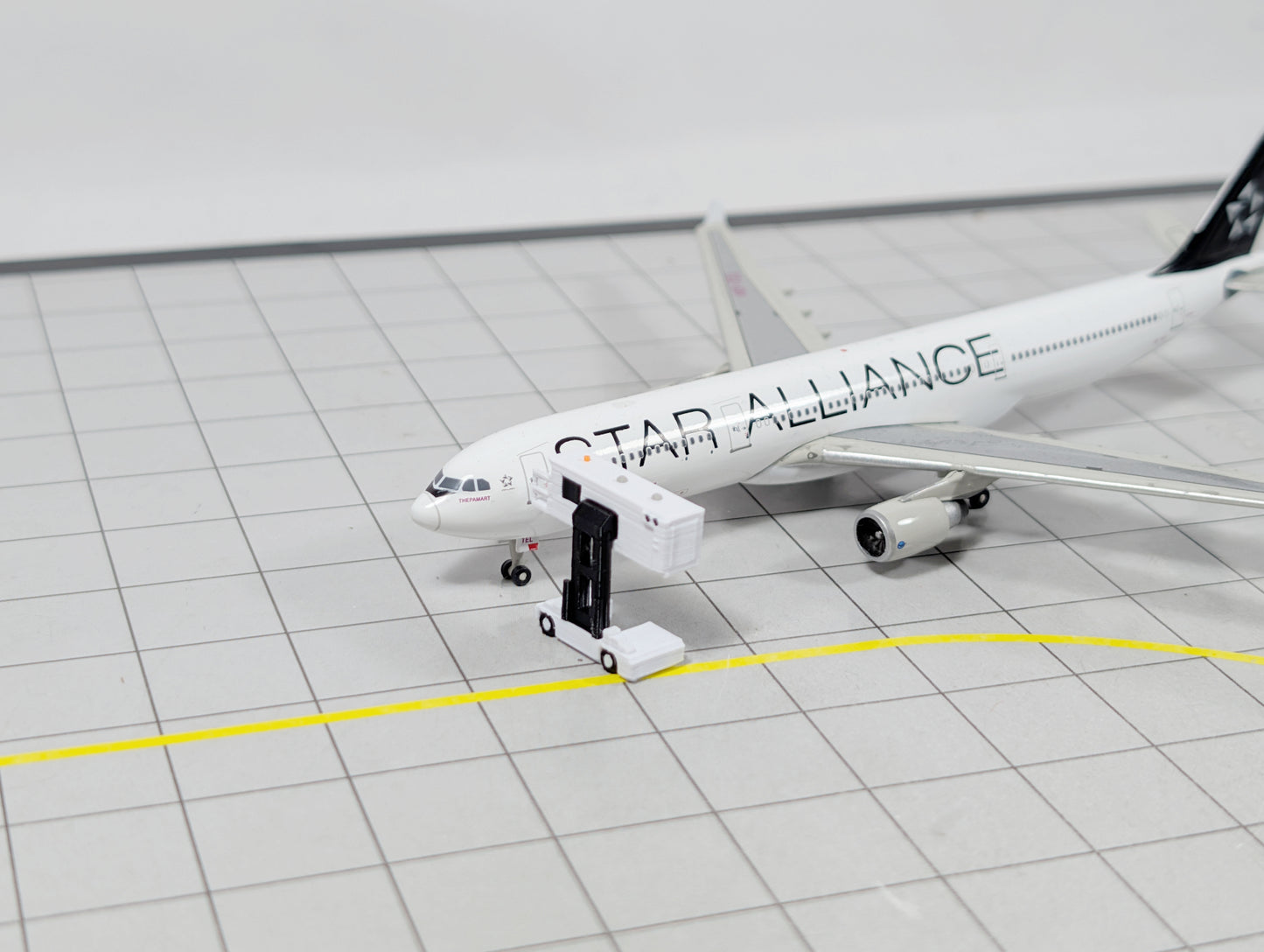 AMBULIFT (x8) Airport GSE Disabled Passenger Boarding Lift 1:400 Scale Diorama