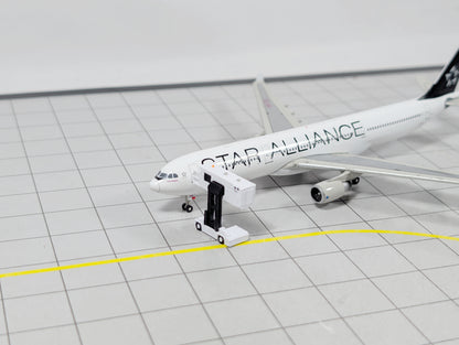 AMBULIFT (x8) Airport GSE Disabled Passenger Boarding Lift 1:400 Scale Diorama