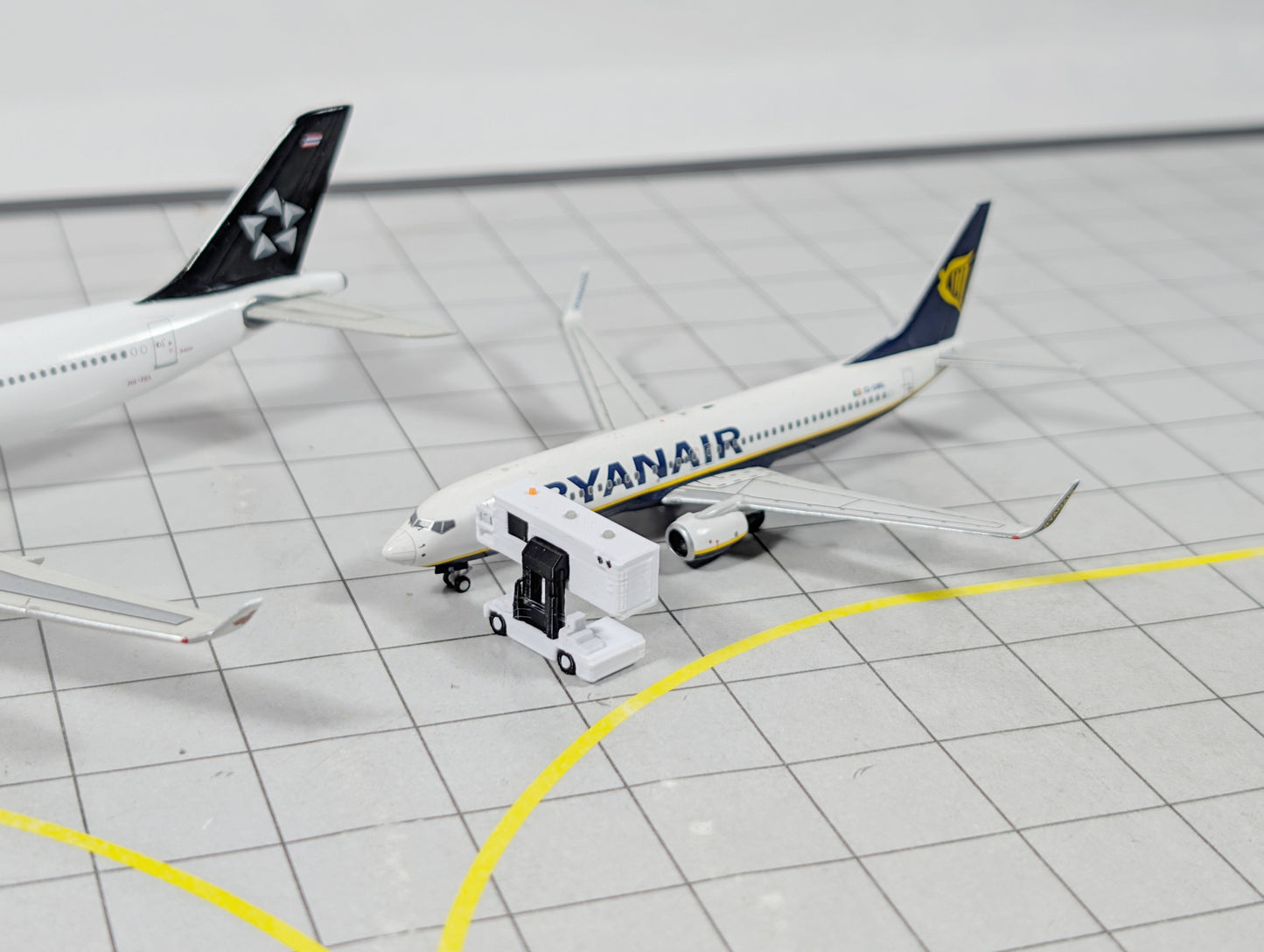 AMBULIFT (x8) Airport GSE Disabled Passenger Boarding Lift 1:400 Scale Diorama
